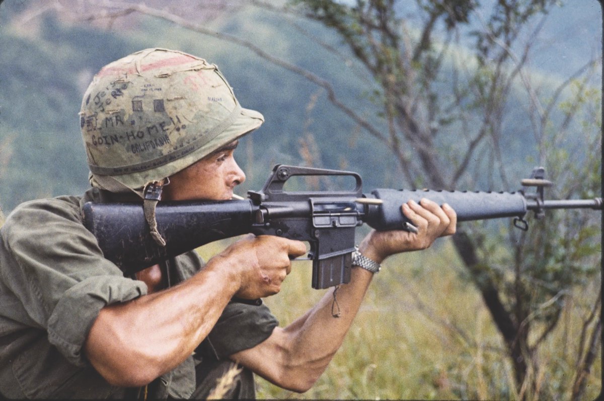 vyjici_patriot's tweet photo. Kdykoliv kdy se zmíní M16, tak se vyrojí řeči o katastrofálním selhání ve Vietnamu, naprosté nepoužitelnosti nebo mýtické epizody od spolehlivého zdroje: strejdy.

S pravdou to má společného máloco a opravdové historické prameny nabízí dost odlišný obraz. M16 měla svoje problémy, ale prakticky nikdo z šiřitelů evangelia "katastrofy ve Vietnamu" nemá technické a ani historické ponětí o realitě těch problémů.

Neexistovala jiná možnost než nehotový a nevyzrálý systém ve Vietnamu nasadit, protože jaksi armádě nikdo neřekl předem, že náhle půjde do války, která velmi rychle vyeskaluje. Celá ta záležitost ve Vietnamu zastihla americkou armádu uprostřed velmi neideální situace: kdy zkrátka nemá služební pušku a hledá novou.

Bylo tak několik možností: první spočívala v tom vsadit vše na M14, která ovšem jako produkční noční můra už nebyla ve výrobě, byla stíhána dobře známými a neopravitelnými problémy a nikdo soudný s ní nechtěl mít nic společného.

Druhá možnost byla přímo z říše pekel: vytáhnout ze skladů M1 Garand a než přijde nová puškay vydržet s tím.

Obě tyto možnosti byly zcela reálné a obě byly oficiálně na stole a pochopitelně každý věděl, že by byly naprosto katastrofální.

Třetí možnost byla nejlepší: učinit několik jednorázových nákupů AR-15 a využít ji jako stop-gap řešení než přijde opravdu nová plnohodnotná věc z programu SPIW (nikdy nepřišla a AR-15 ji udělala zbytečnou).

Armáda neměla jinou možnost než vsadit na pušku, která nebyla hotová. Přesto se jí v její nejhorší dny dařilo stejně, jako výše zmíněným v jejich nejlepší. O všech problémech armáda věděla už před rokem 1963 a žádala úpravy a opravy.

Největší podíl tak na problémech mělo ministerstvo obrany a stát samotný, který potřeboval honem a honem eskalovat válku ve Vietnamu a přijetí pušky bylo tak extrémně uspěchané. Moc tomu nepomáhal ani fakt, že DOD i Stoner tvrdili, že je to vlastně hotový produkt a další práce nejsou potřeba. A ani slyšení v Kongresu, kde se někteří tváří, jako kdyby politici měli nějaký vhled do toho co byl problém té zbraně (Ichordova slyšení dospěla nepřekvapivě přesně K OPAČNÝM ZÁVĚRŮM než ukázala realita).

Každý problém se ale velmi rychle podařilo vyřešit a navzdory tomu, co lidi možná přečetli někde v Levelu nebo Score v dětství, tak puška měla excelentní pověst a na bojišti obstála na výbornou.

Je to dost dobře možná nejlepší systém na světě a to protože ve Vietnamu uspěl, ne naopak.