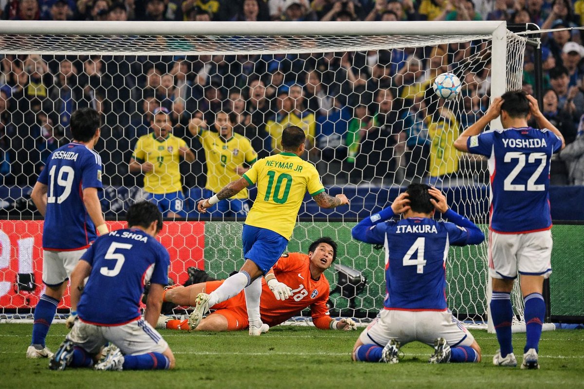 shisouLab's tweet photo. 【ブラジルに敗戦】
世界の壁は高かったけど、最後まで真っ向勝負を挑んだ日本代表の戦いぶりに胸が熱くなりました。死力を尽くして戦った選手たちには本当に大きな拍手と👍を贈りたい！お疲れ様でした！ 
#サッカー日本代表 #W杯2026 #ワールドカップ https://t.co/FWtpaH6X2w