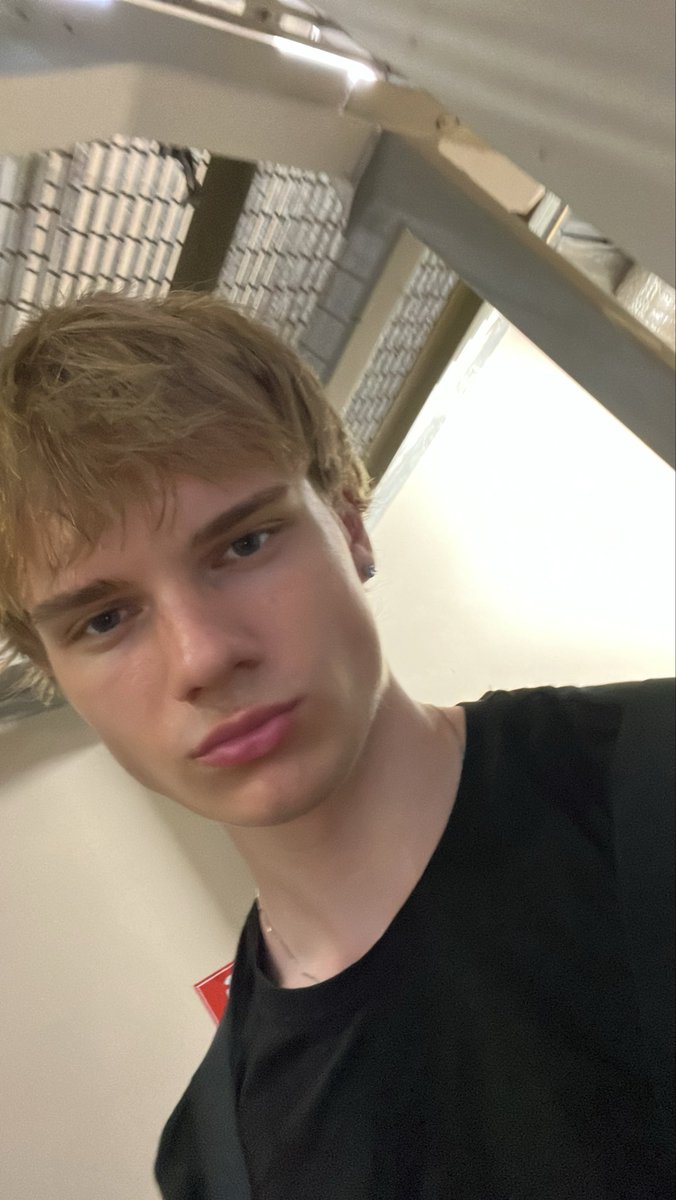 AlphaDimitri1's tweet photo. Look at my beautiful face, looking straight into your soul with my green eyes🥵. I deserve everything 😈🤑 https://t.co/tGaTzhHisK