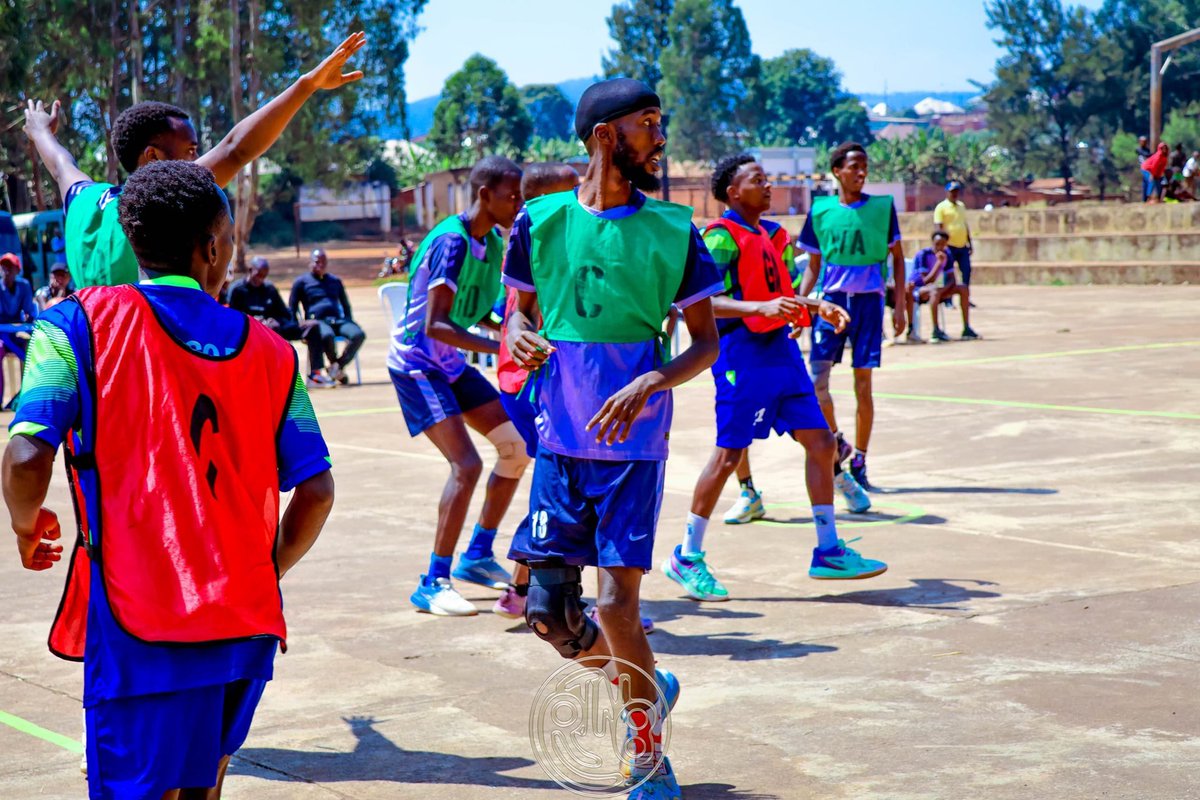 IntumwaNews's tweet photo. 🔴Burundi-Sport : L'Université Polytechnique de Gitega et Muzinga remportent les championnats nationaux de Netball 2026.

Les championnats nationaux de Netball, édition 2026, se sont achevés ce dimanche 28 juin à Gitega dans une ambiance empreinte de fair-play et de convivialité. Au terme des finales, l'Université Polytechnique de Gitega (UPG) a été sacrée championne chez les hommes, tandis que Muzinga a décroché le titre chez les dames.

En finale masculine, l'Université Polytechnique de Gitega a dominé Lumière des Jeunes de Bujumbura sur le score de 42 à 29, confirmant sa suprématie dans cette édition 2026. Chez les dames, Muzinga s'est également imposée face à Lumière des Jeunes de Bujumbura par 46 à 29, s'offrant ainsi le trophée national.

La veille de la clôture, un match de gala avait opposé l'équipe féminine Intwari, composée de femmes députées, à Glory Team de Gitega. Cette rencontre a contribué à donner un cachet particulier à cette fête du Netball et à promouvoir davantage cette discipline auprès du public.

S'exprimant lors de la cérémonie de clôture, le président de la Fédération burundaise de Netball s'est réjoui des progrès enregistrés par cette discipline au Burundi. Il a souligné que le Netball attire un nombre croissant de pratiquants et contribue à promouvoir les valeurs de solidarité, de discipline, de paix et de cohésion sociale.

Le Directeur des Sports au ministère ayant les Sports dans ses attributions, Mathias Manirakiza, a lui aussi salué les avancées réalisées. Il a invité les responsables de la fédération à organiser davantage de compétitions, aussi bien au niveau national que dans les établissements scolaires, afin d'identifier de jeunes talents et de renforcer le développement du Netball dans toutes les provinces du pays.

La cérémonie s'est achevée par la remise de trophées et d'enveloppes aux équipes les plus méritantes. L'équipe féminine Intwari a également été distinguée pour sa contribution à la promotion de cette discipline.

Au fil des éditions, les championnats nationaux de Netball prennent de l'ampleur et suscitent un intérêt grandissant auprès des jeunes. Les autorités sportives espèrent que cette dynamique permettra non seulement d'élargir la pratique de ce sport à travers le pays, mais aussi de constituer des équipes nationales compétitives capables de porter haut les couleurs du Burundi lors des compétitions régionales et continentales.