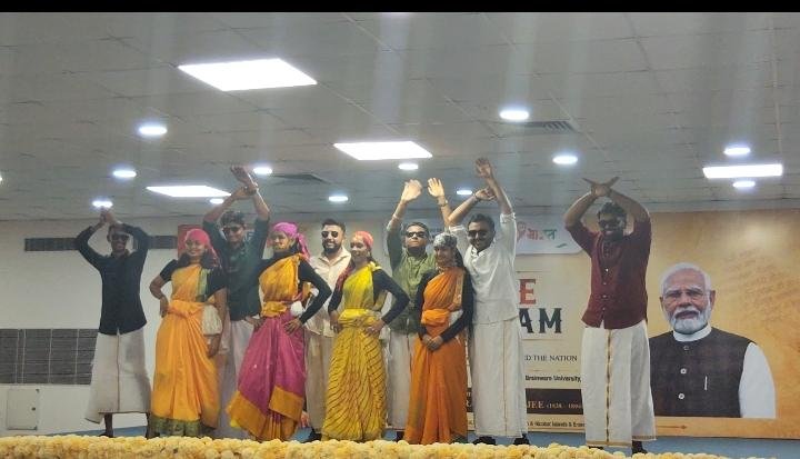 MYbharatWB's tweet photo. 📍 Day 6 | Vande Mataram Camp, Kolkata 
Leadership, creativity &amp; cultural unity!  From youth schemes and leadership workshops to Rangoli, Poster competitions, Silambam, and a unique cultural exchange where 6 states performed each other's folk dances. https://t.co/JrhUhApt2Q