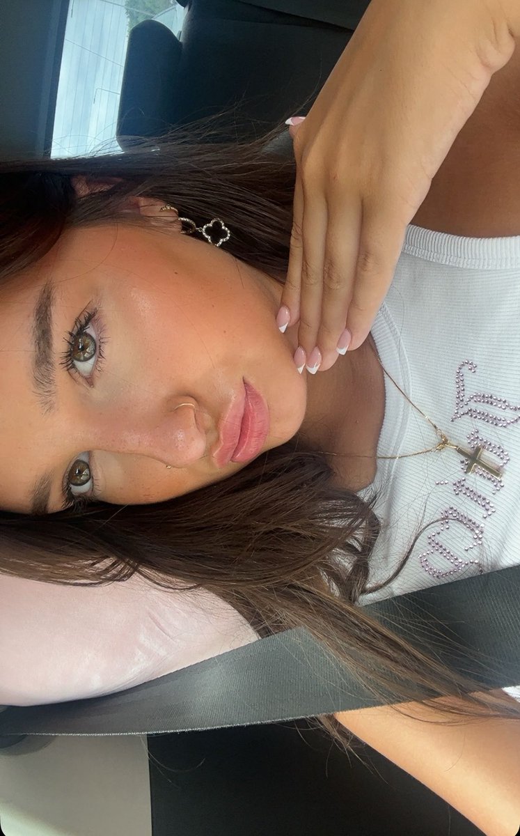 brattylilaa's tweet photo. Hand over that paycheck to this face 🤭 https://t.co/72gnaMrWi0