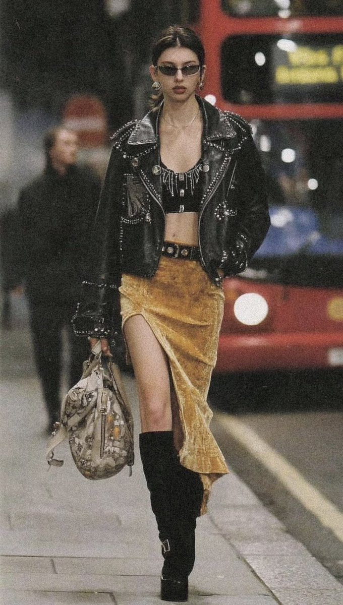 No91486's tweet photo. street style. https://t.co/HLLXJUMYC9