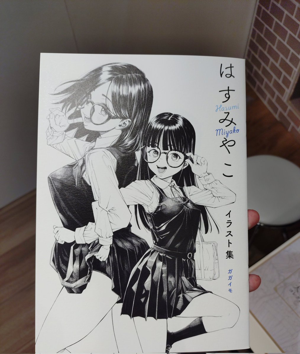 gagaimo_man's tweet photo. 『ガガイモ大色紙コレクション』と『はすみやこイラスト集』いい出来栄えっ！

明日から阪神百貨店にて！よろしくお願いします！

※原画の先着販売のため10時〜12時は入場制限あり。
ミニ色紙は4日,5日に分けて15枚ずつ先着販売です。
大色紙は抽選販売です。 https://t.co/kN2apzDk98