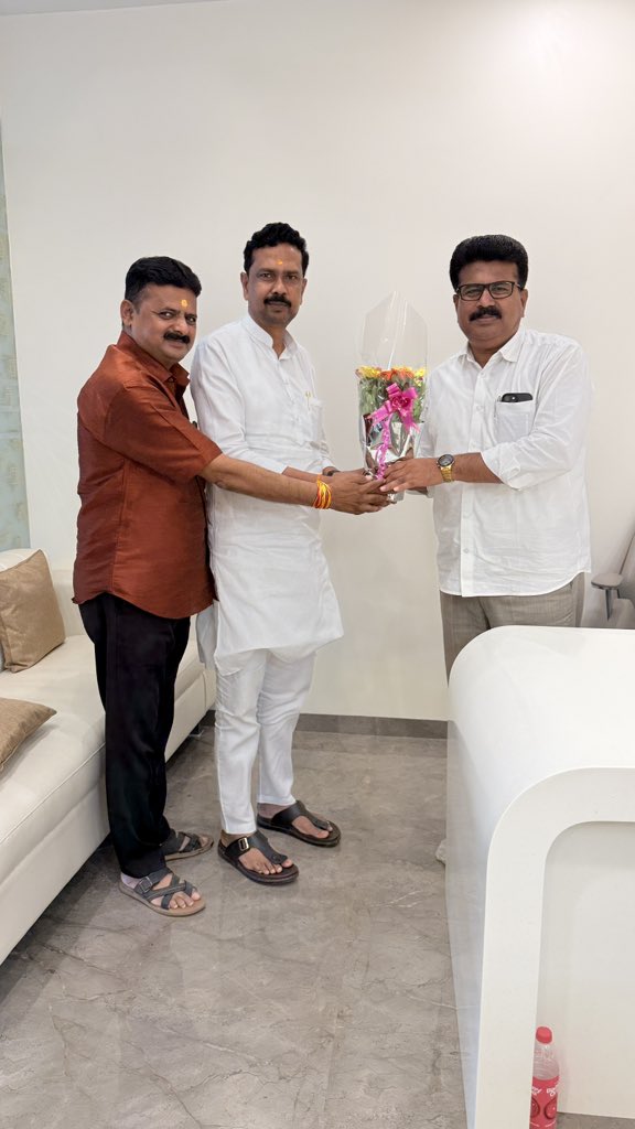 mukundsingar's tweet photo. अहिल्यानगर जिल्ह्यातील शिवसेनेचे जिल्हाप्रमुख सन्माननीय कमलाकर भाऊ कोते आणि सन्माननीय नितीन भाऊ औताडे यांची सदिच्छा भेट घेऊन जिल्ह्यात सुरु असलेल्या पक्षीय कामकाजाची माहिती घेतली.🌹

🚩💪जय महाराष्ट्र💪🚩
@RBW7474 
@nitin_autade
@kamlakarkote 🐅

@Shivsenaofc 🐅 https://t.co/iawcaozRNB