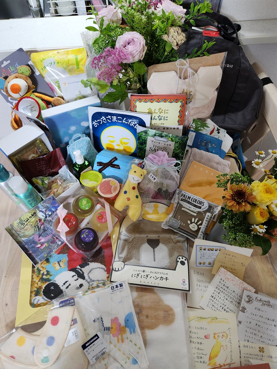 KEINE1015's tweet photo. 13年やってきたLinkのライブも、16年勤務したお仕事も一旦納めて本日から産休。
これからの生活の変化に寂しさと不安はあるけれど、色んな方からびっくりする量のお祝いやご挨拶の品をいただき、赤子を迎える実感が少しずつわいてきた！皆さんありがとう✨
まずは産休と同時に引いた風邪を治さねば😂 https://t.co/PvYPNITzAA