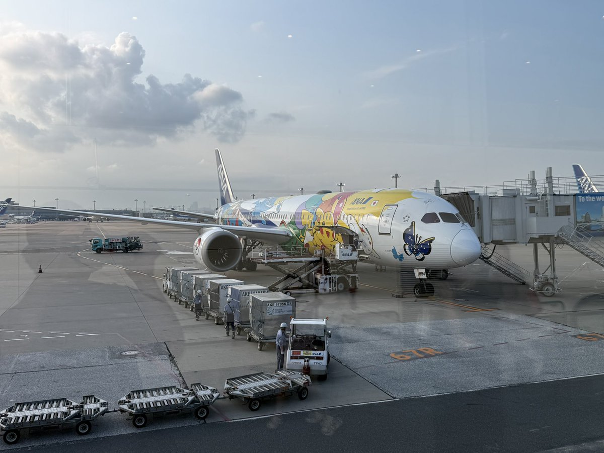 abe_7592's tweet photo. ホノルルから東京に着きました🚗 ³₃
今回はポケモン仕様の飛行機だったから機内SVのBGM流れてた笑 https://t.co/Nb31kun1u5