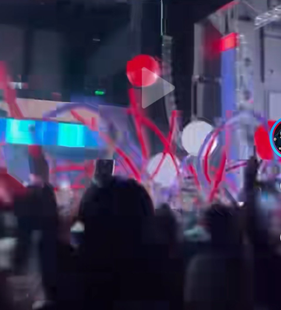 mintaebear_'s tweet photo. Que dicen si en vez de los pasamontañas en HOOLIGAN mejor se tire globos de color blanco y rojo (el color del álbum es rojo y blanco y casualmente la bandera 🇵🇪 tbm) ... Seria un fiesta de globos...

(Imagen referencia de un evento ARMY) https://t.co/qHy1ziUoY1