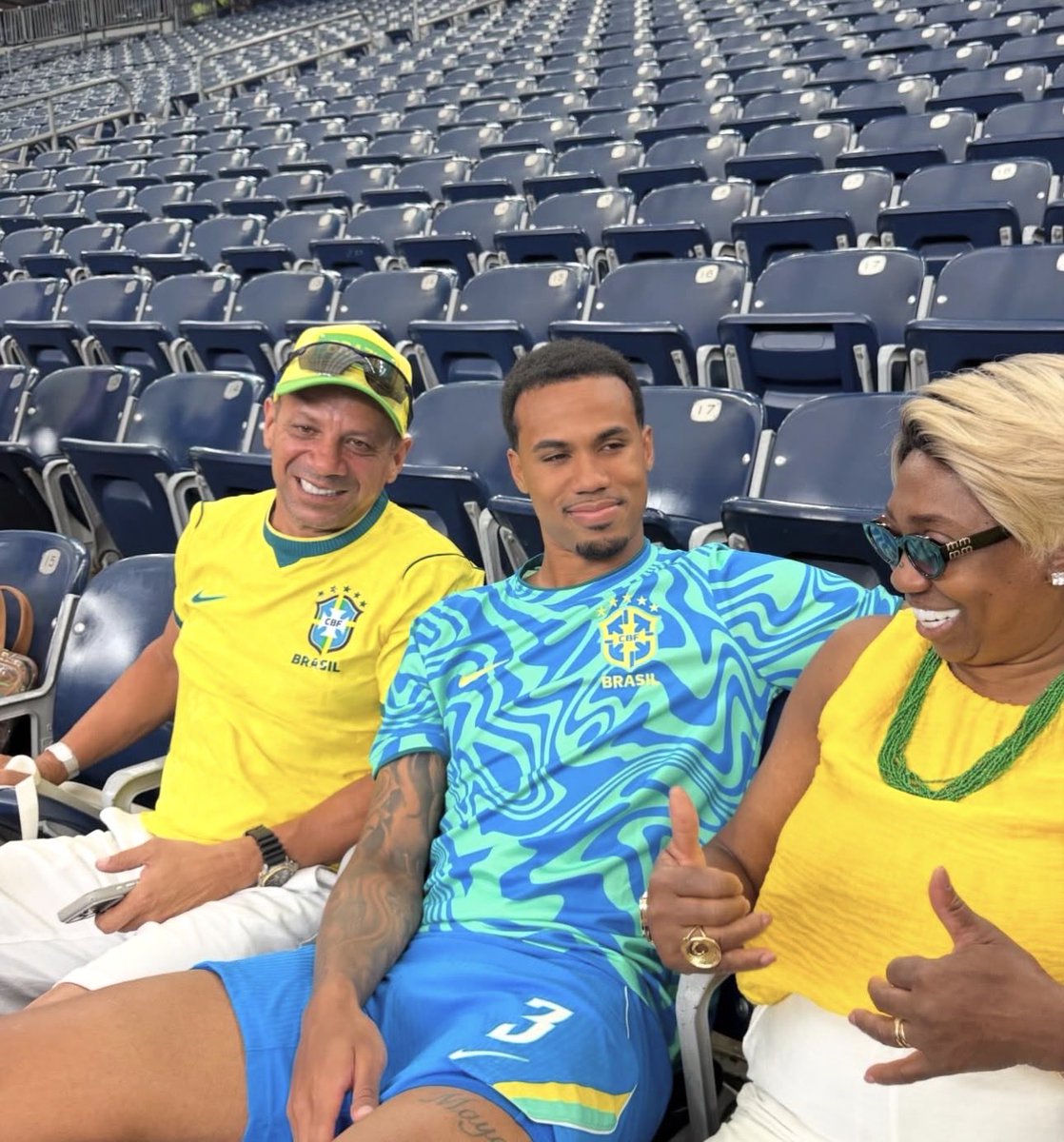 ArsenalN7's tweet photo. Gabriel with his proud mum and dad 🇧🇷❤️ https://t.co/NF34uKHjj6