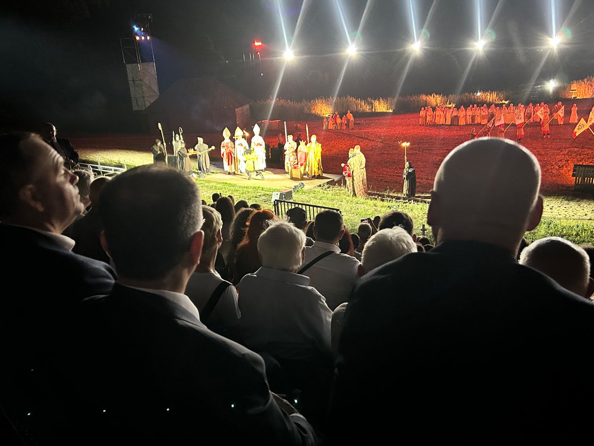 BogdanKowalski_'s tweet photo. Krótkie wspomnienie z pięknego patriotycznego widowiska „Orzeł i Krzyż” w Parku Dzieje w Murowanej Goślinie z udziałem Pana @prezydentpl @NawrockiKn #PoznańskiCzerwiec https://t.co/4ZmensV2nj