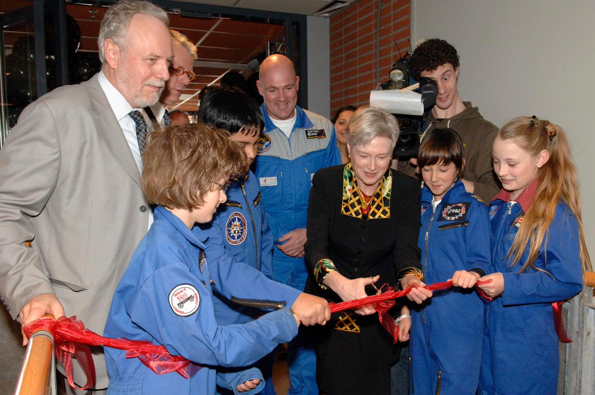 EseroSp's tweet photo. La @esa orgullosa de la labor realizada. 22 oficinas #ESERO hacen posible que el conocimiento y la fascinación por el espacio llegue a millones de estudiantes. En 2006 se abrió  la primera oficina, en el museo de ciencia NEMO en Amsterdam #20YearsOfESERO
https://t.co/jrEhofRSd1 https://t.co/2hDpA4TJTA