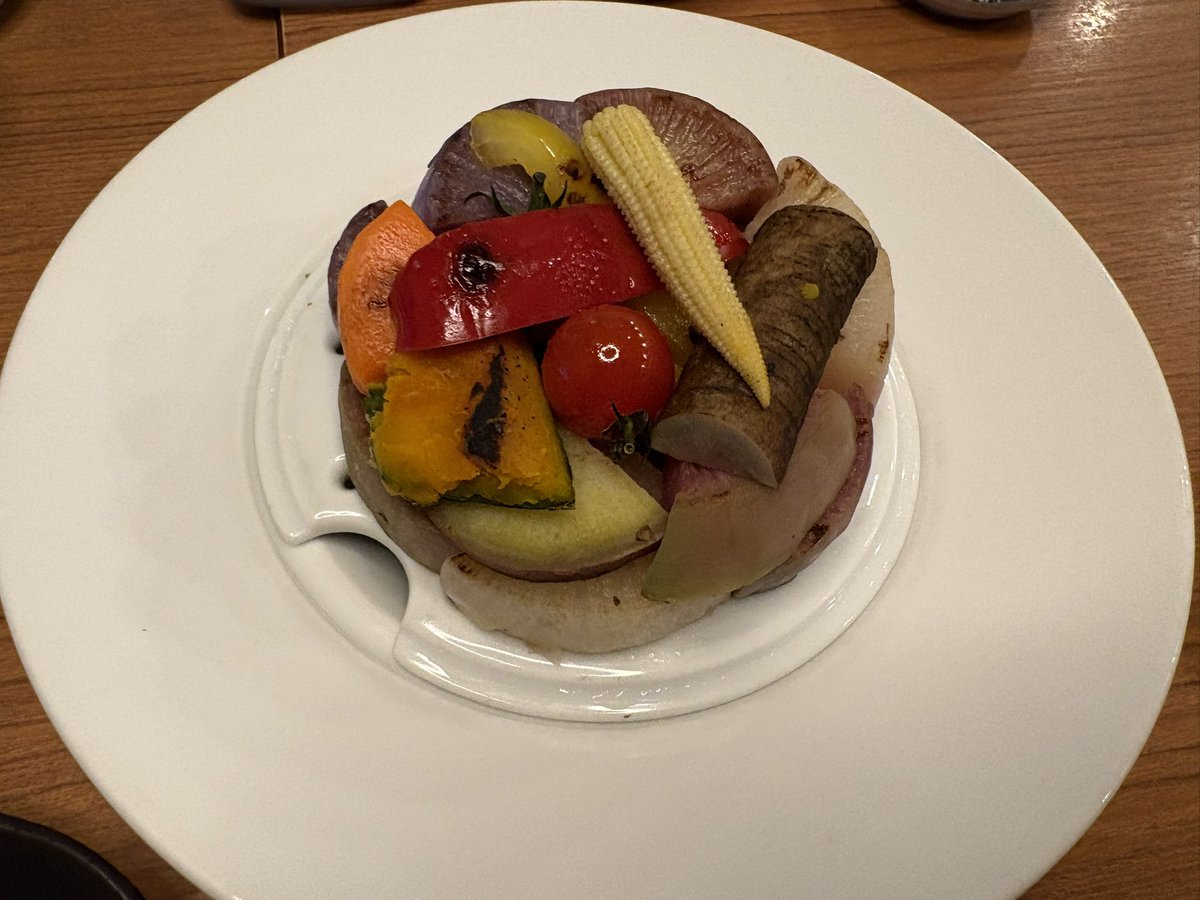 Poe1570419's tweet photo. 銀座で燻製野菜と馬刺しを食う💥💥💥 https://t.co/RBcxXMJCSy