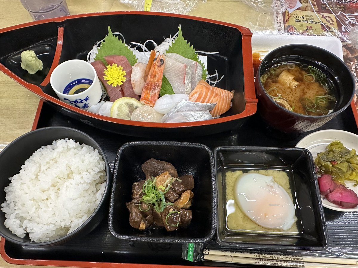 arachan2020's tweet photo. 和歌山はとれとれ市でお昼ごはん。
ボリューム満点のお刺身定食は1,500円をいただきました。おちょこに入っている ごま油と塩で食べるタコ🐙は味変で美味しかった。 https://t.co/SuMg3wAHZt
