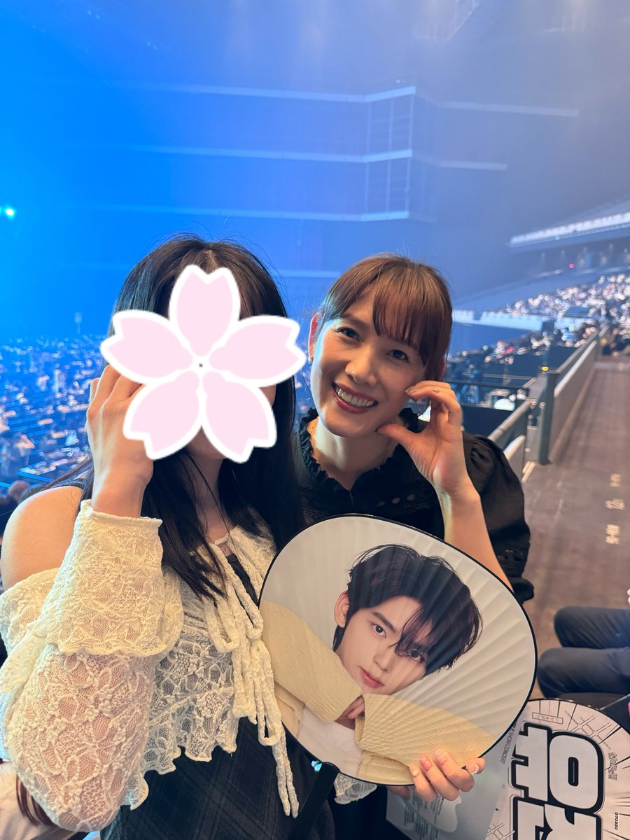 xhspring01's tweet photo. ユジンのお母さんに会えました🥹
本当にすごく綺麗な方でしたTT💖💖 https://t.co/zin2zZ7rkI