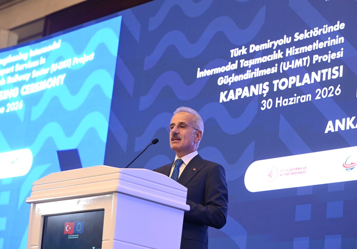 a_uraloglu's tweet photo. Avrupa Birliği Komisyonu Genişlemeden Sorumlu Komiseri Sayın @MartaKosEU’nun katılımıyla düzenlediğimiz Türk Demiryolu Sektöründe İntermodal Taşımacılık Hizmetlerinin Güçlendirilmesi Projesi (U-IMPT Projesi) Kapanış Toplantısı’nı gerçekleştirdik. 

U-IMPT Projesi ile demiryolu yük taşımacılığımızı daha rekabetçi hale getirecek, Orta Koridor'un kapasitesini artıracak ve Avrupa Birliği ile bağlantısallık alanındaki iş birliğimizi ileri taşıyacak önemli kazanımlar elde ettik. 

Bu anlayışla ülkemizin lojistik gücünü büyüten, Körfez bölgesinden Avrupa'ya uzanan ticaret koridorlarını güçlendirecek bağlantısallık odaklı çalışmalarımızı sürdürüyoruz. 

Programa teşrifleri ve iş birliğimize sundukları katkılar dolayısıyla Sayın Marta Kos’a teşekkür ediyorum.

🇹🇷🤝🇪🇺

#TürkiyeHızlanıyor 🇹🇷