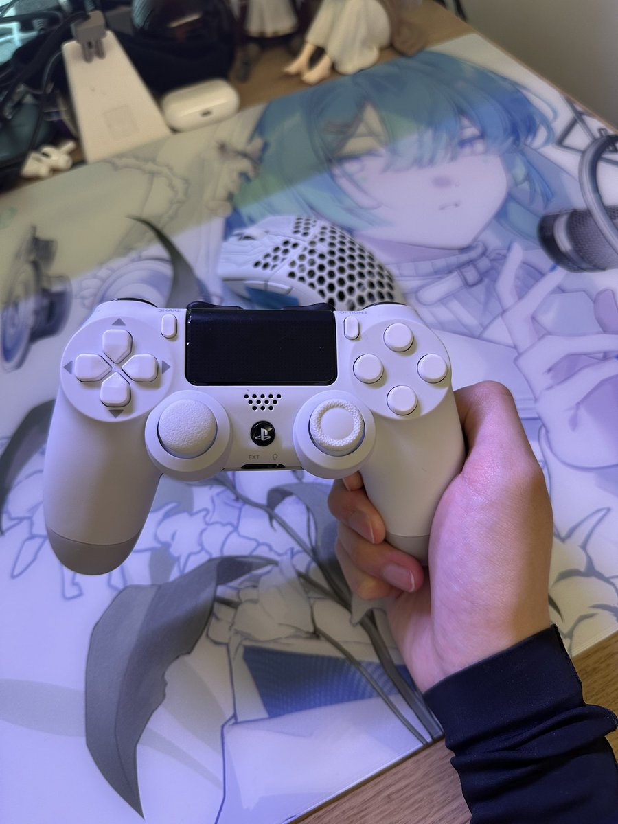 refra1nnn's tweet photo. time to swap? https://t.co/p5qRQ36iMD