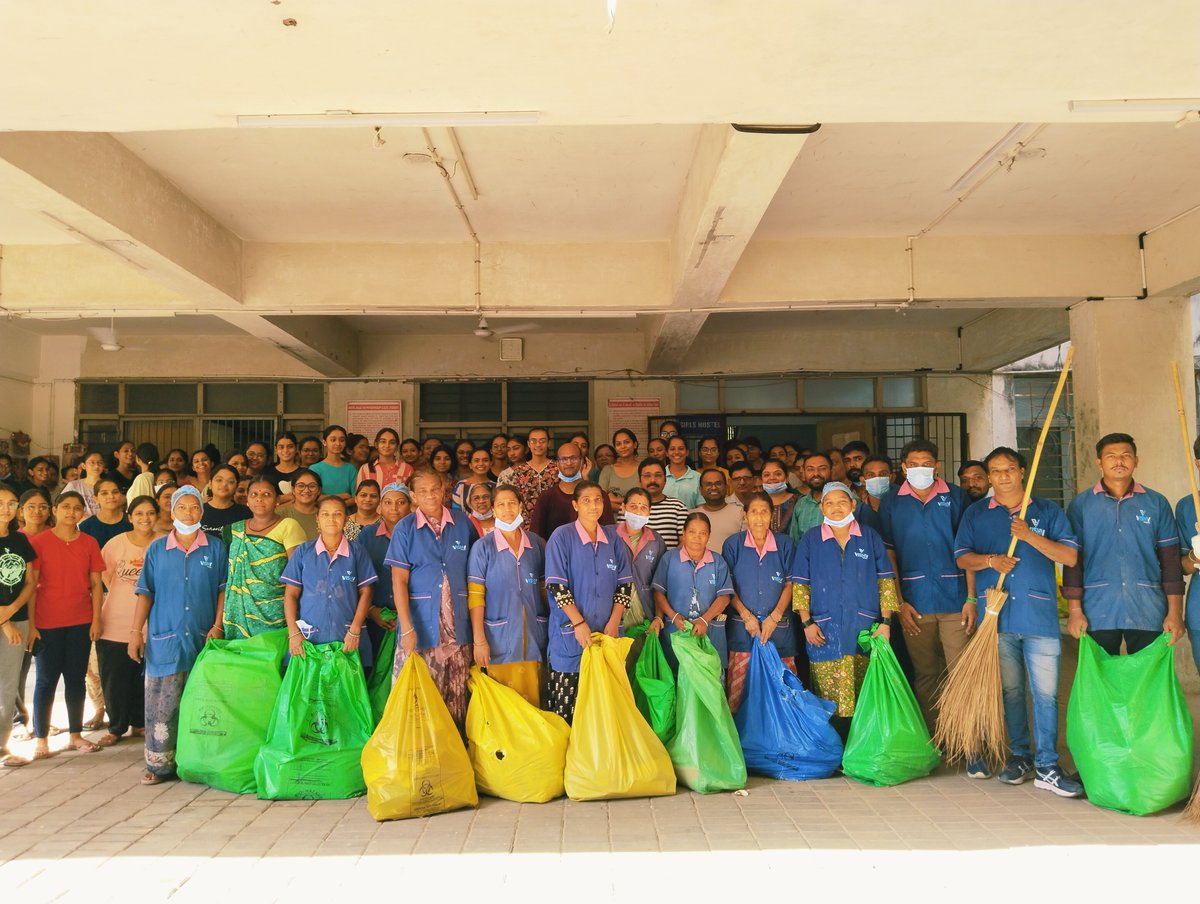GovernmentSpine's tweet photo. At Government Spine Institute, Director Dr. Piyush Mittal and the entire team—including doctors, nurses, students, and housekeeping staff—came together to clean the institute.

@CMOGuj
@prafulpbjp 
#GSIDrPiyushMittalAndTeam
@gsihospital 
#SwachhBharat #SwachhBharatAbhiyan https://t.co/JjZACnhwyD