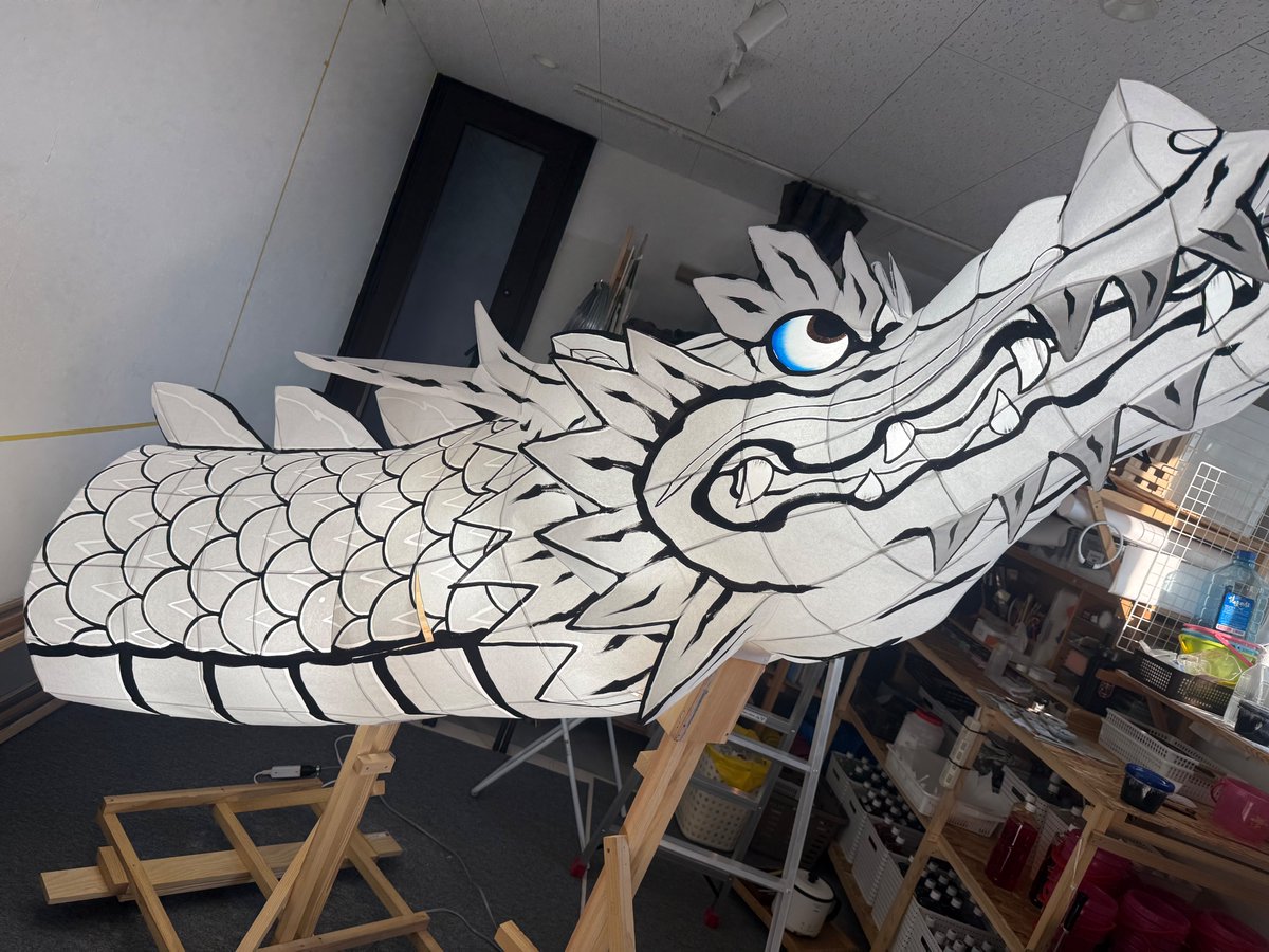 sleepig007's tweet photo. 今年も上半期が終了
個人で捌くにはまぁまぁな物量の制作に追われた日々。
納品済みでも未公開の案件あり

2mの○○、（組んで）4mの龍、30cm程度の灯籠多種約600点、手書きの団扇絵付け500枚、障子12面、ホテルへの1点ものアート7点〜、夏祭りの前灯籠・見送りなど数団体、他...

秋まで続きます https://t.co/RtyWJWbSKN
