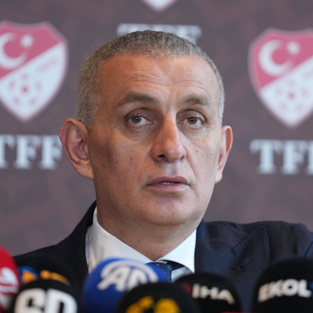 bosunatiklama's tweet photo. TFF Başkanı Hacıosmanoğlu: "Ben federasyona her gün kendi arabamla gidip geliyorum. Köprü parasını, benzin parasını cebimden veriyorum.

Federasyonda radara yakalanan şoförlere cezalarını ceplerinden ödettirdim. Epey de yüklü bir miktardı. TFF'ye ödettirmedim." https://t.co/UJkuCVtfOa