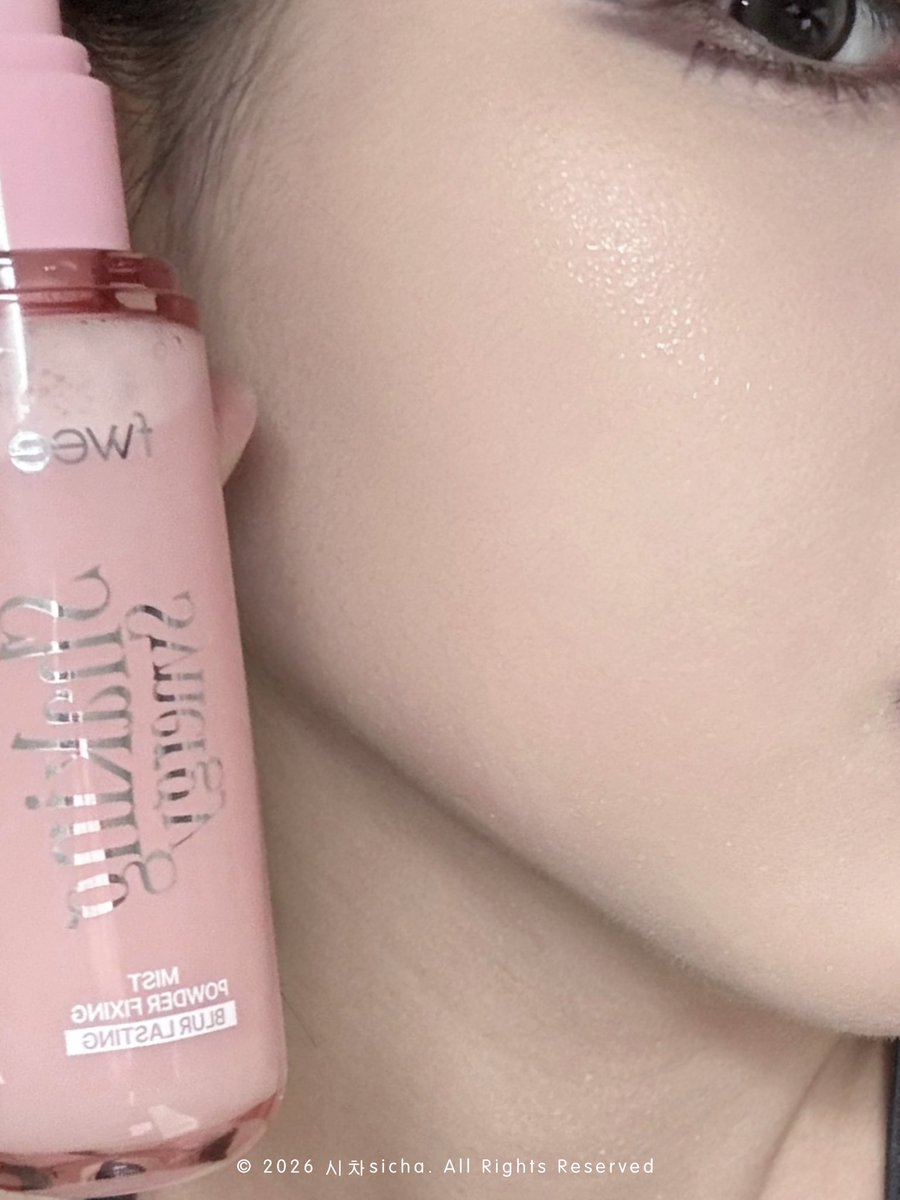 sicha_ko's tweet photo. [광고] [RT이벤트] @fwee_makeup

여름엔 뭘 발라도 녹아내리는
소문난 땀쟁이 피부 위에서도 살아남는 베이스가 있다?
➨ 퓌 스파 에어리 유브이 톤업 베이스(무광)

지난 겨울 화잘먹 베이스로 난리났던
퓌의 스파 베이스 다들 아시죠?
이번에는 여름 버전 무광 베이스가 출시되었어요.ᐟ
복숭아빛 베이스로 모공요철 싹 커버하고,
같이 쓰면 더 좋은 파우더 픽싱 미스트로 
베이스 고정까지 해주면
그야말로 하루종일 지속되는 메이크업 가능한.

🎁 본글 RT하시고 퓌 NEW 스파베이스 무광 받아가세요.ᐟ(2인 추첨)

자세한 리뷰는 타래로 ⤵️