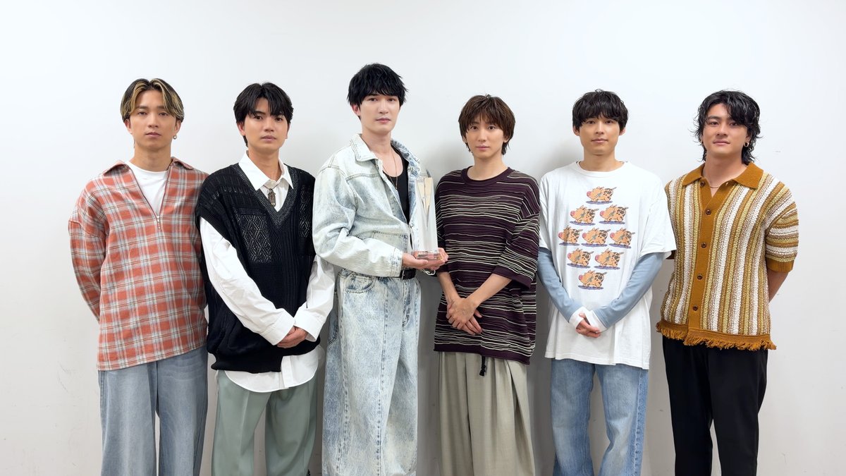 oricon_ranking's tweet photo. 【#オリコン上半期ランキング 2026】
👑アーティスト別セールス部門 音楽ソフトランキング👑
1位：SixTONES
.
💎自身初💎
上半期音楽ソフト1位獲得!!!!!!
.
期間内売上は自己最高の48.2億円✨
.
今年1月にCDデビュー“6”周年を迎え、発売したベストアルバム『MILESixTONES －Best Tracks－』などの売上がけん引しました📀
.
#SixTONES @SixTONES_SME