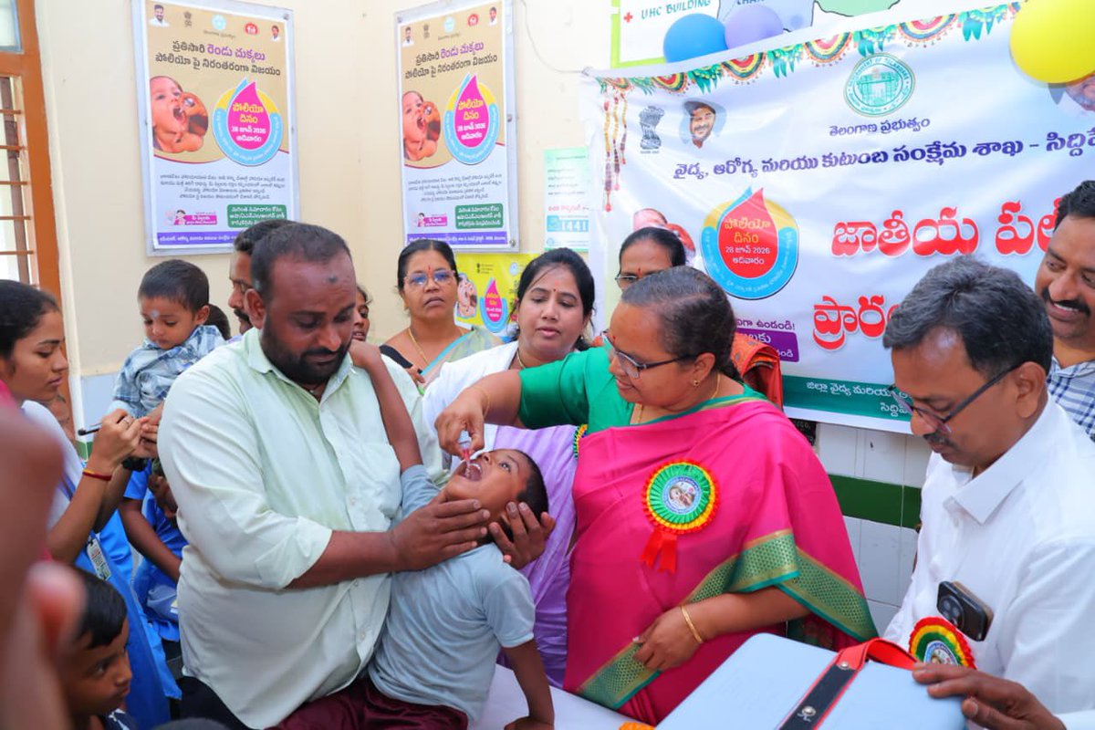 Collector_SDPT's tweet photo. 📝ఆదివారం సిద్దిపేట జిల్లా క���ంద్రంలోని నాసర్ పురా పట్టణ ఆరోగ్య కేంద్రంలో పల్స్ పోలియో కార్యక్రమంలో  0-5 సంవత్సరాలలోపు చిన్నారులకు పోలియో చుక్కలు వేసిన సిద్దిపేట జిల్లా కలెక్టర్ కె.హైమావతి.
📌తమ పిల్లల నిండు జీవితానికి  రెండు పోలియో చుక్కలు వేయించాలని సూచించారు.
#pulspolio https://t.co/BqB0fVrOvD