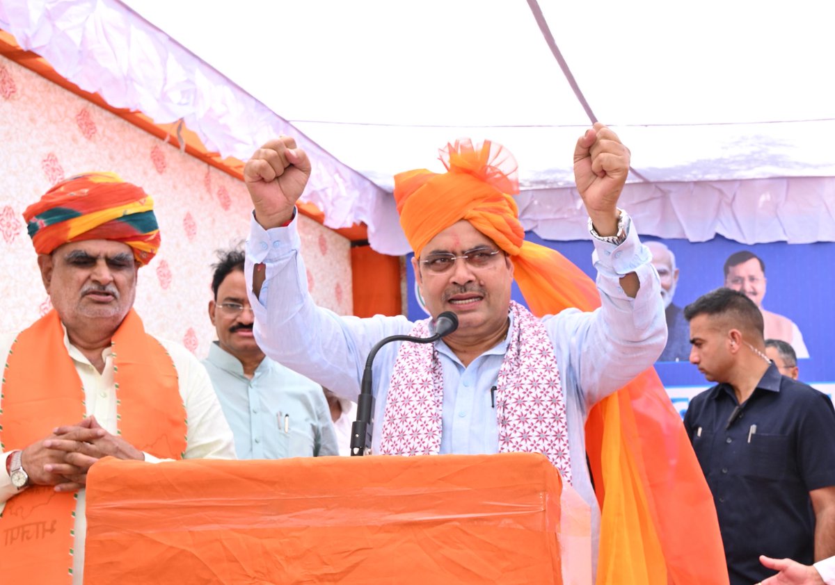 BhajanlalBjp's tweet photo. यमुना जल समझौते के ऐतिहासिक निर्णय के पश्चात पार्टी कार्यालय जाने के क्रम में आज रामबाग सर्किल पर देवतुल्य जनता एवं समर्पित कार्यकर्ताओं द्वारा मिला आत्मीय, भव्य और उत्साहपूर्ण स्वागत मेरे लिए अपार ऊर्जा और प्रेरणा का स्रोत है।

जनता का यही अटूट विश्वास, स्नेह और आशीर्वाद प्रदेश की सेवा के मेरे संकल्प को निरंतर और अधिक सुदृढ़ करता है। आप सभी के इस अमूल्य प्रेम और आत्मीयता के लिए हृदय से आभार!