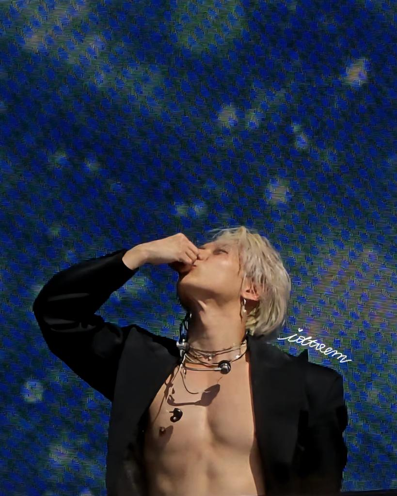 idtaemni's tweet photo. a kiss goodbye 💋

260628 #TAEMIN BST Hyde Park London #TAEMINxBSTHydePark https://t.co/avudmzWm4k