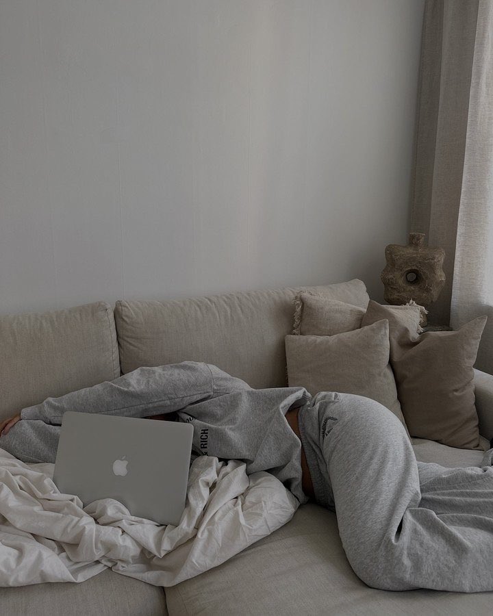 ellycross_'s tweet photo. Some days are meant to be lived slowly. 🌿☕📚 #books #writers https://t.co/xmVermN6XC