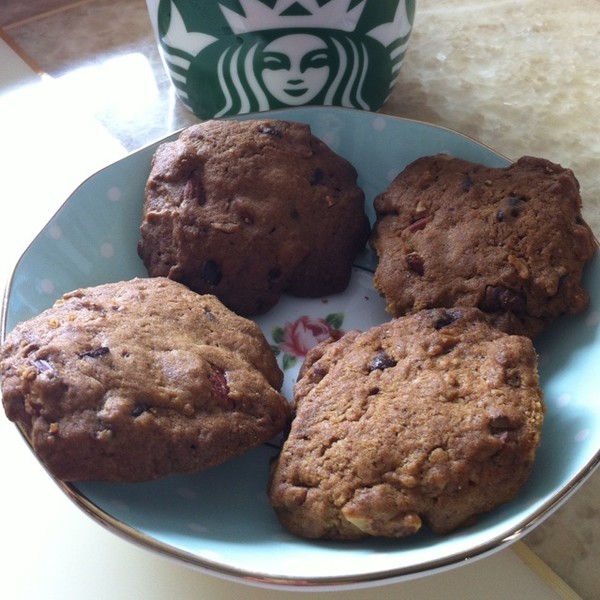Dr_yang71's tweet photo. Just spent the coziest afternoon baking chocolate chip cookies from scratch  My kitchen smells like heaven and the first batch is already gone—worth every messy flour hand! https://t.co/AS8vvZjicJ