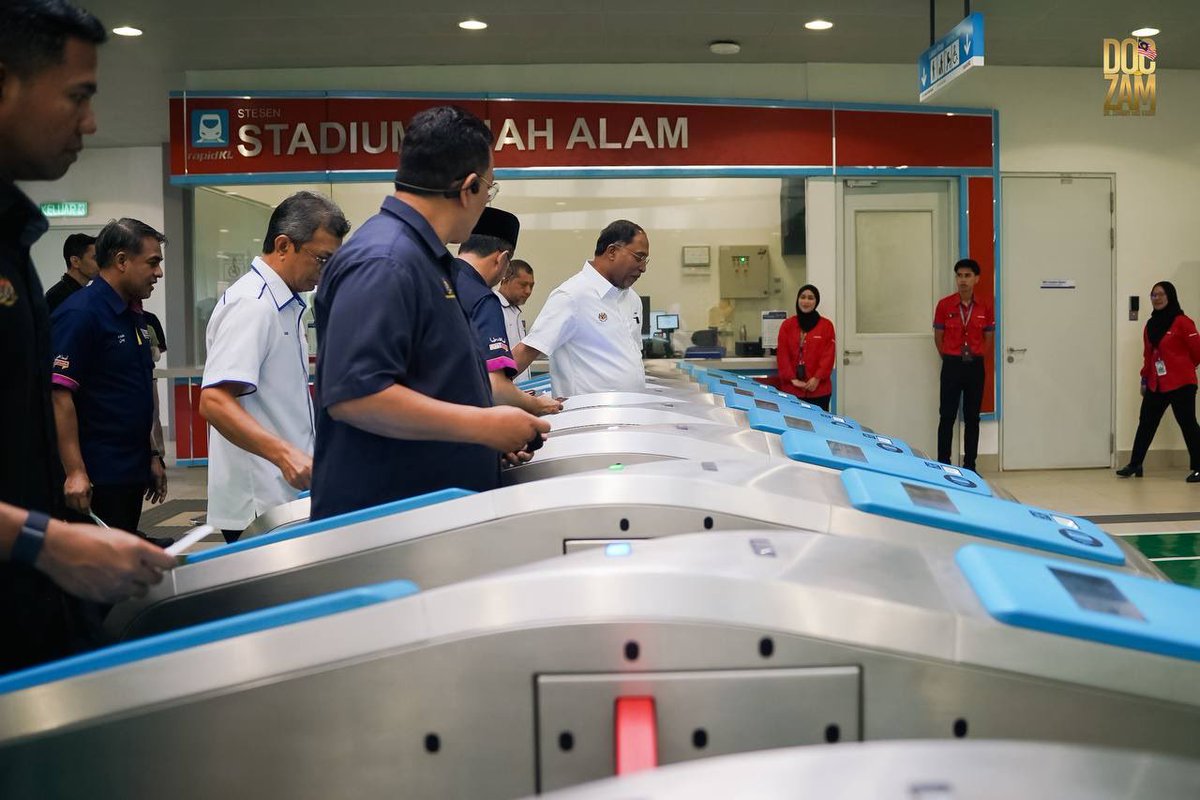 ZambryOfficial's tweet photo. Rasanya dah bertahun tak naik LRT. Pagi ini, kebetulan ada program di UiTM Shah Alam, saya mengambil peluang merasai sendiri pengalaman menaiki LRT3 yang baharu beroperasi.

Dari Stesen Stadium Shah Alam ke Stesen UiTM Shah Alam, saya dapat melihat sendiri bagaimana LRT3 bakal memudahkan pergerakan mahasiswa, warga universiti dan masyarakat dengan sistem pengangkutan awam yang lebih pantas, selesa dan efisien.

Semoga kemudahan ini dimanfaatkan sepenuhnya dan menjadi pemangkin kepada budaya menggunakan pengangkutan awam demi mobiliti yang lebih baik untuk semua.

#LRT3 
#UiTMShahAlam 
#doczam