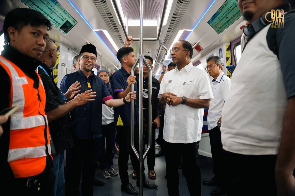 ZambryOfficial's tweet photo. Rasanya dah bertahun tak naik LRT. Pagi ini, kebetulan ada program di UiTM Shah Alam, saya mengambil peluang merasai sendiri pengalaman menaiki LRT3 yang baharu beroperasi.

Dari Stesen Stadium Shah Alam ke Stesen UiTM Shah Alam, saya dapat melihat sendiri bagaimana LRT3 bakal memudahkan pergerakan mahasiswa, warga universiti dan masyarakat dengan sistem pengangkutan awam yang lebih pantas, selesa dan efisien.

Semoga kemudahan ini dimanfaatkan sepenuhnya dan menjadi pemangkin kepada budaya menggunakan pengangkutan awam demi mobiliti yang lebih baik untuk semua.

#LRT3 
#UiTMShahAlam 
#doczam