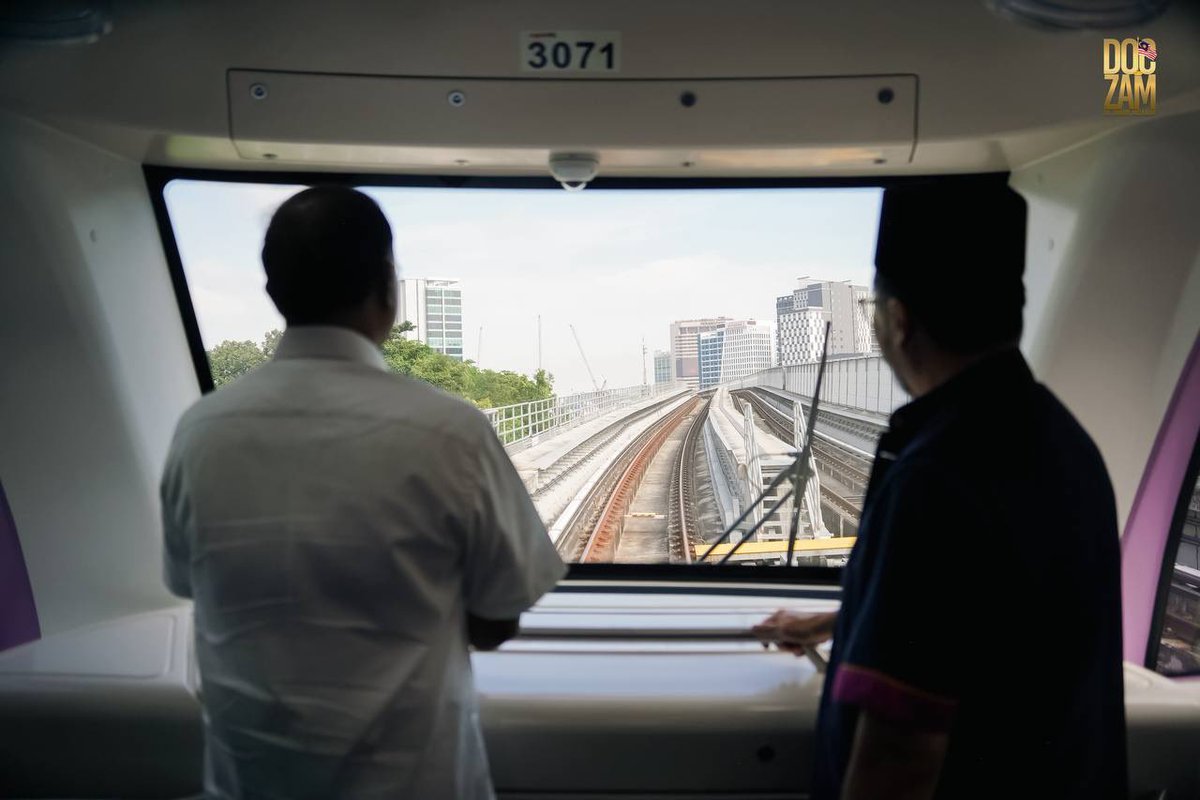 ZambryOfficial's tweet photo. Rasanya dah bertahun tak naik LRT. Pagi ini, kebetulan ada program di UiTM Shah Alam, saya mengambil peluang merasai sendiri pengalaman menaiki LRT3 yang baharu beroperasi.

Dari Stesen Stadium Shah Alam ke Stesen UiTM Shah Alam, saya dapat melihat sendiri bagaimana LRT3 bakal memudahkan pergerakan mahasiswa, warga universiti dan masyarakat dengan sistem pengangkutan awam yang lebih pantas, selesa dan efisien.

Semoga kemudahan ini dimanfaatkan sepenuhnya dan menjadi pemangkin kepada budaya menggunakan pengangkutan awam demi mobiliti yang lebih baik untuk semua.

#LRT3 
#UiTMShahAlam 
#doczam