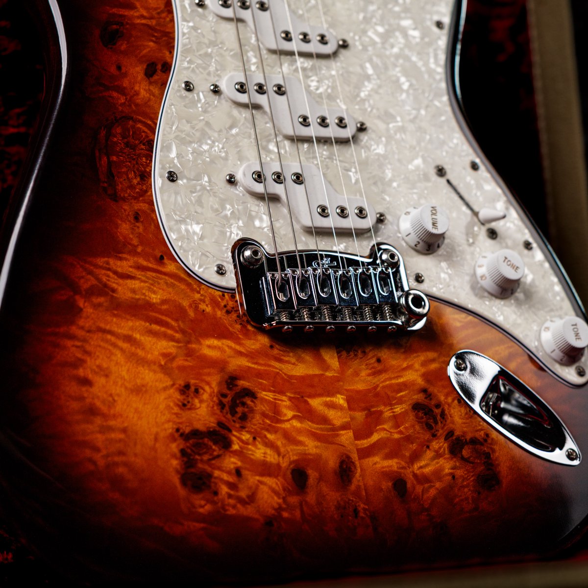 MRGAKKILAB's tweet photo. バールトップの美しい杢目が目を惹く、G&Lのリミテッドモデル⚡️

G&L Limited Edition Tribute Series COMANCHE Burl Top Tobacco Burst🎸

レオ・フェンダーが生涯をかけて培った技術とアイデアを集約したモデル「Comanche（コマンチェ）」

最大の特徴は、MFD Z-Coil Pickupsを搭載していること。

ハムキャンセル構造によりノイズを抑えながら、シングルコイルならではの透明感と抜けの良さ、さらにハムバッカーを思わせる太く甘いサウンドも兼ね備えています。

さらに、存在感あふれるバールトップが、サウンドだけでなくルックスにも特別感をプラス✨

G&Lならではの魅力を存分に味わえる、限定仕様の1本です👍
