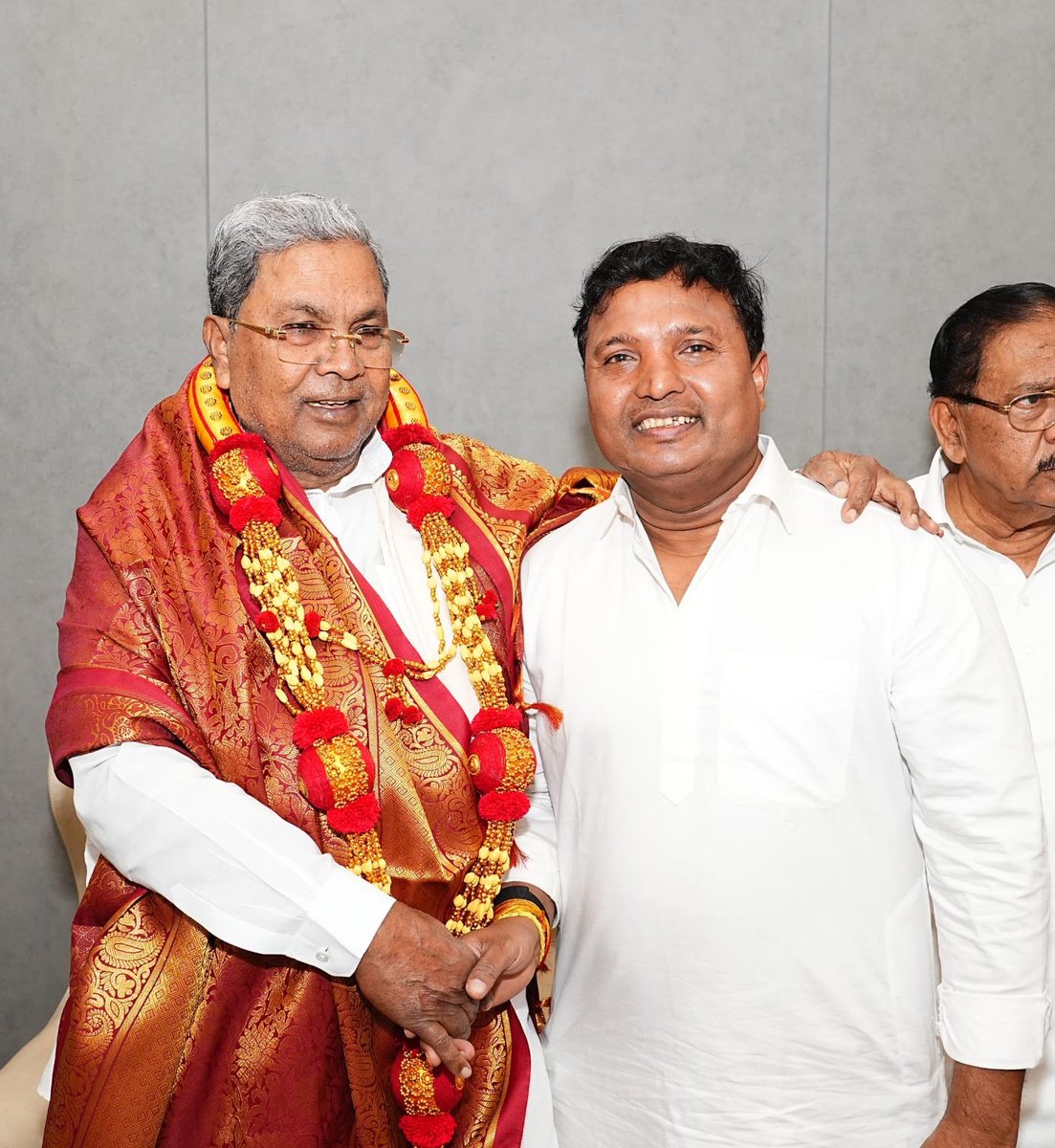siddaramaiah's tweet photo. ಕಾಂಗ್ರೆಸ್ ಸೇವಾದಳದ ಮುಖ್ಯ ಸಂಘಟಕರಾಗಿ ನೇಮಕಗೊಂಡಿರುವ ಬಿ.ವಿ.‌ಶ್ರೀನಿವಾಸ್ ಅವರು ಇಂದು ನನ್ನನ್ನು ಭೇಟಿಯಾಗಿ ಧನ್ಯವಾದ ಸಲ್ಲಿಸಿದರು. 
ಈ ವೇಳೆ ಅವರನ್ನು ಅಭಿನಂದಿಸಿ, ವಹಿಸಿಕೊಂಡಿರುವ ನೂತನ ಜವಾಬ್ದಾರಿಯಲ್ಲಿ ಯಶಸ್ಸು ಸಿಗಲಿ ಎಂದು ಶುಭ ಹಾರೈಸಿದೆ. https://t.co/GP76X7LyjG