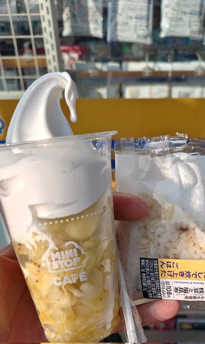 31NOS_K's tweet photo. ハロハロって美味しいけど、注文した時に（面倒くさ）みたいな雰囲気だされる可能性高めで緊張感ある…たぶんプリンパフェが１番大変そう… https://t.co/HExPF4C2gO