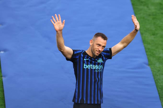 Inter_en's tweet photo. Thank you, Stefan 🖤💙 https://t.co/IW4JZkaxXs