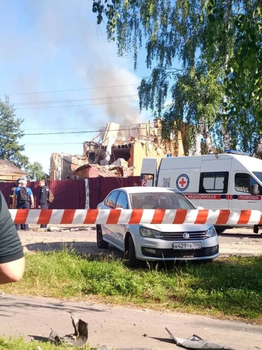 Alex_Oloyede2's tweet photo. In the Moscow region, a Ukrainian FP-1 drone struck a residential building with a family of four.

Rescuers extracted two adults and two children. The 6 month-old baby died on the way to the hospital.🕯️

Over 400 drones sent into Russia and they achieved nothing, so they attack civilians instead as a final act of desperation.