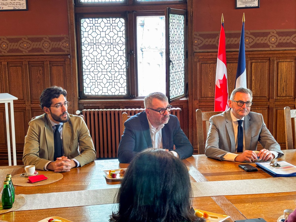 VilleArras's tweet photo. 🇨🇦 Ce matin, @fleturque et Nassim Amajoud ont reçu Jill McKnight, ministre des Anciens Combattants du Canada, pour évoquer les liens historiques entre Arras et le Canada et imaginer ensemble les relations à renforcer : échanges scolaires, sport, mémoire partagée. 🤝 #Arras https://t.co/uBoXXG9tKv