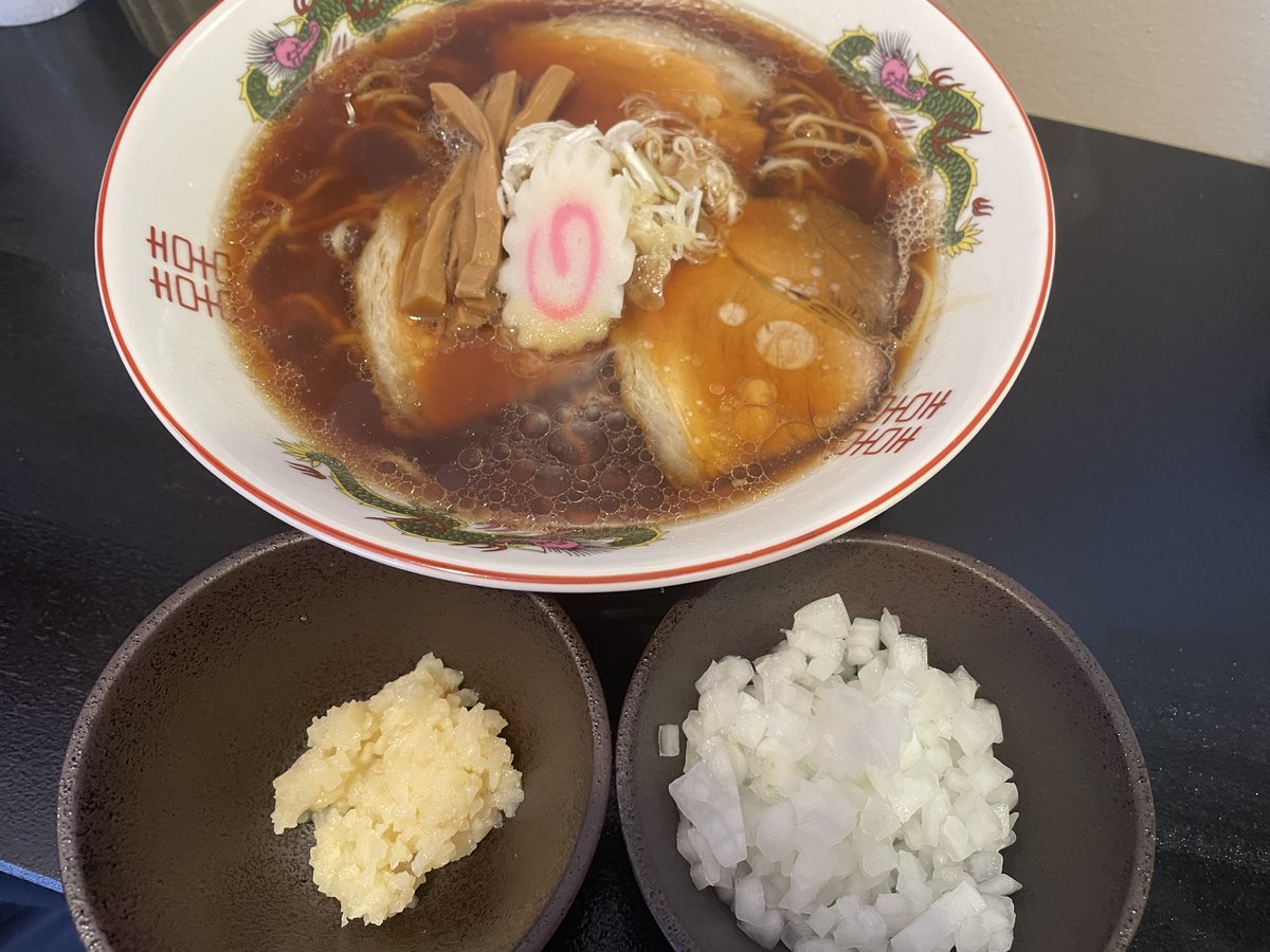monyaring's tweet photo. @mugei_taisyoku 私も昨日行きましたよ。「この素晴らしき世界」が大行列だったもんで。豚ガラが薄目というのと、醤油の旨味がもうちょい欲しいと思ったけど、食後にじんわりきましたね。ニンニクと玉ねぎも注文！ https://t.co/kHKaaJvNSd