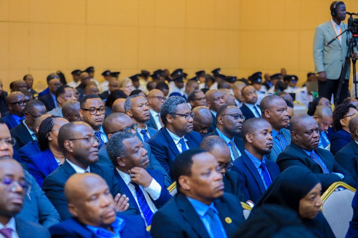 SuluhuSamia's tweet photo. Mwaka 2025 nikipokea gawio na michango kutoka taasisi na mashirika ya umma nilitoa maelekezo ya uboreshaji zaidi. Nina furaha kuona maelekezo hayo yamefanyiwa kazi, na gawio la serikali mwaka 2026 limeongezeka kwa asilimia 30, kufikia shilingi trilioni 1.32. Siku ya Gawio si siku ya kusherehekea mafanikio ya kifedha pekee, bali ni fursa ya kutathmini maeneo yanayohitaji uboreshaji zaidi ili mafanikio tuliyoyapata yaendelee.

Mafanikio hayo ni uthibitisho kuwa, taasisi na mashirika ya umma yanaweza kutoa huduma na kuwa sehemu ya ujenzi wa uchumi wa taifa letu. Tunapoelekea kuanza utekelezaji Dira ya Taifa 2050, ni muhimu tufahamu kuwa hatutaweza kujenga uchumi shindani kwa taasisi zinazofanya kazi kwa mazoea, ni lazima tujipime kwa matokeo, na si takwimu. Haya ndiyo maono na mwelekeo wa taifa letu.

Pamoja na hayo, ninazipongeza taasisi na mashirika yote yaliyotoa gawio kwani hii ni sehemu ya lengo letu la kuongeza mapato ya ndani katika kugharamia shughuli za maendeleo. Hata hivyo, pongezi hizi zisiwe sababu ya kuridhika na kubweteka, kwani hatutasita kuchukua hatua tunapobaini uzembe na matumizi mabaya ya rasilimali za umma.