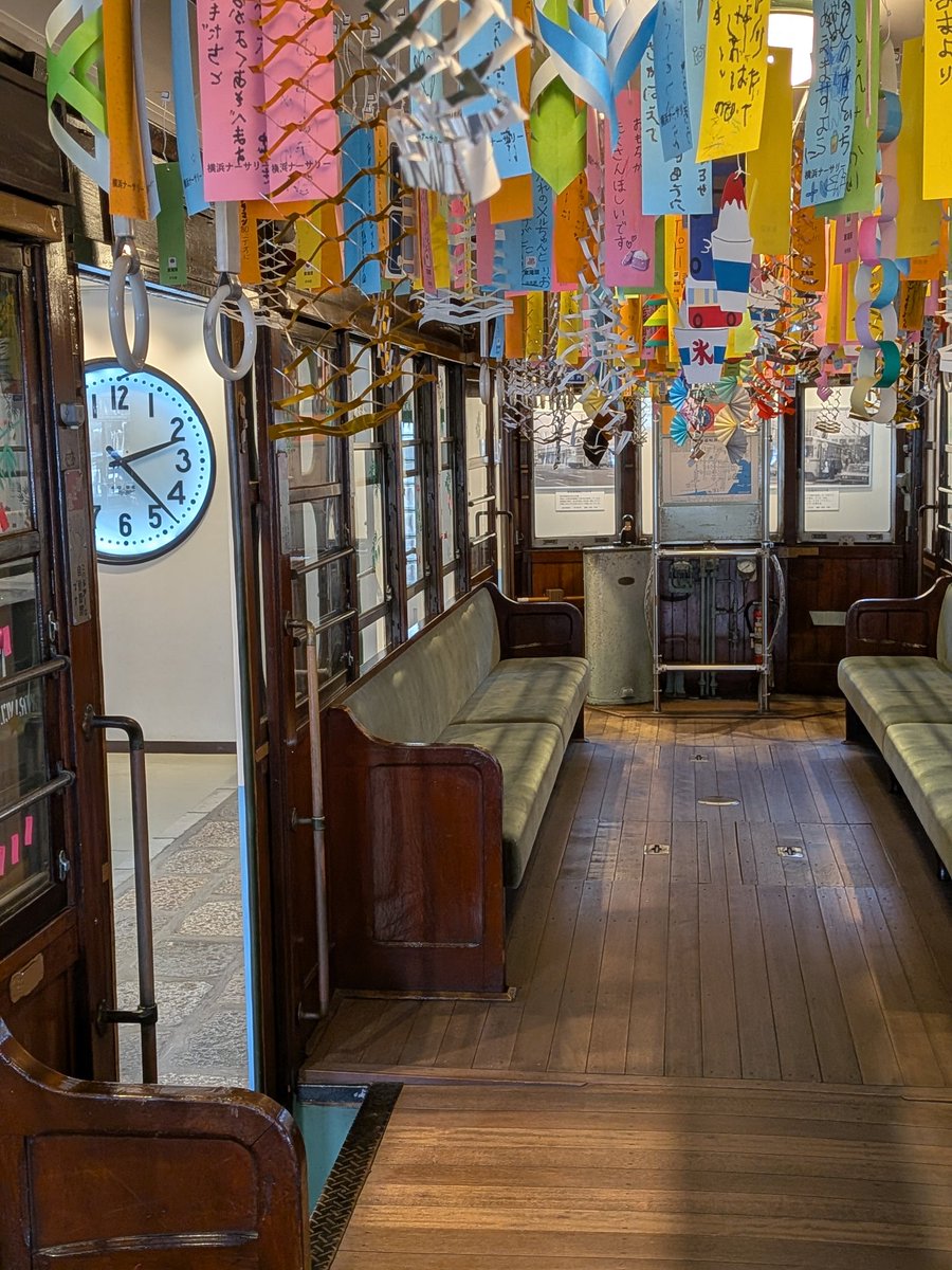 useeo_ud's tweet photo. タイムマシンみたいな電車が横浜にあった。横浜市電保存館に展示されてる路面電車のうちの２両はこの通り、短冊が沢山飾られている。七夕の時期だけの期間限定だからお早めに。入館料は大人一人300円、ポイントカードを使うと次は200円で楽しめる。元��マっ子のオススメの場所です。冷房効いてるし✨ https://t.co/x57gNwXUlQ