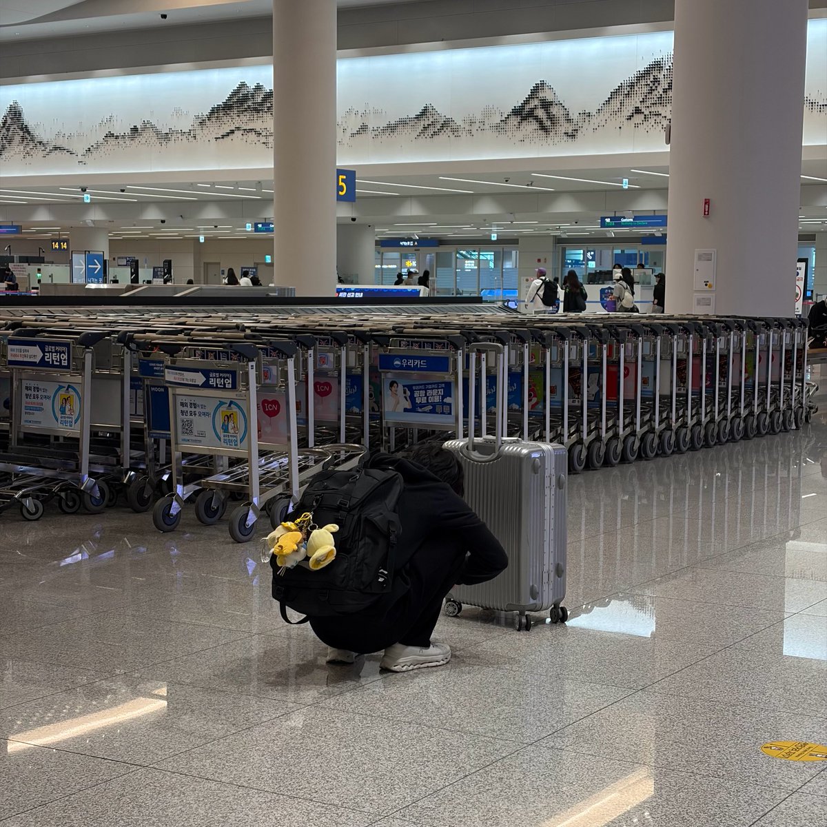 confuxun's tweet photo. 5️⃣ #ON, who rushed to eat right after the filming schedule ended: 

🐈‍⬛: So good so good so good so good so good so good 🍴🤤

6️⃣ After #Bin took #Xun’s bag, #Xun ends up carrying #Bin’s bag all the way to Daejeon! 😭

[2] https://t.co/joyK7kS4jk
