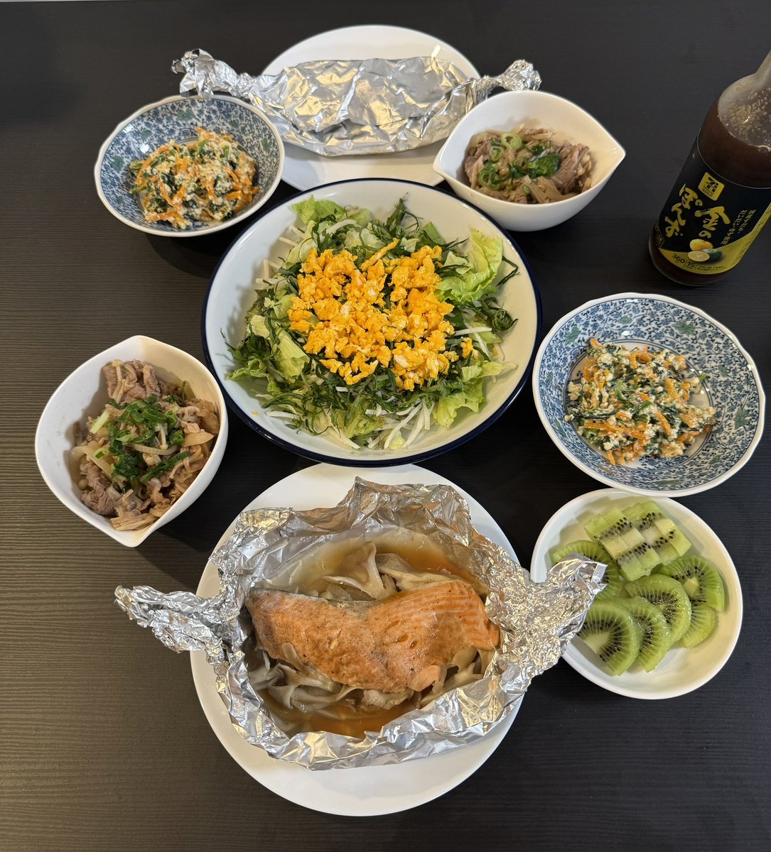 relena1029's tweet photo. 今日は休みだから色々作った(¯ᵕ¯*)
牛肉煮、鮭ホイルつつみ、白和え、薬味もりもりサラダ
キウイは私の消化剤🥝笑
鶏の唐揚げもお弁当のおかずにこのあと揚げちゃった🐓賛否両論の唐揚げレシピをお借りしたがすごく最高でした…！ https://t.co/i0mOEpokjV