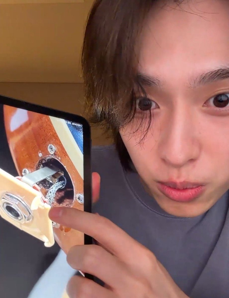 jooyeonsfan's tweet photo. gaon showing the aftermath of when gunil smashed mugi (his guitar) on the cymbals 😭 it did broke something on it hahsbshshs https://t.co/BRHrwRlRWw