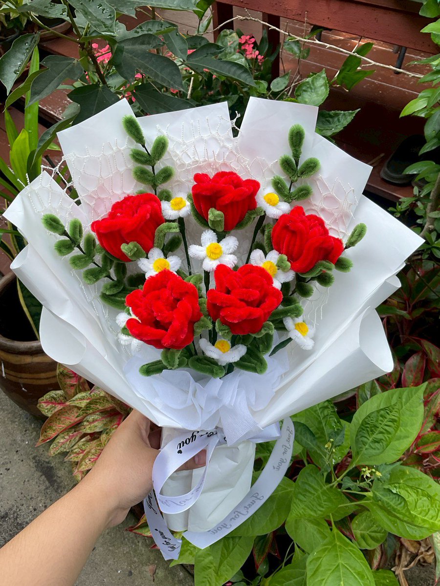 swrssa8's tweet photo. @nongpekkiez เราทำดอกไม้จากลวดกำมะหยี่ฮะ ประมาณนี้คั้บบบ รายได้ดีน้า พอเป็นงานเสริมได้คั้บบล https://t.co/0RD6iiv7Pj
