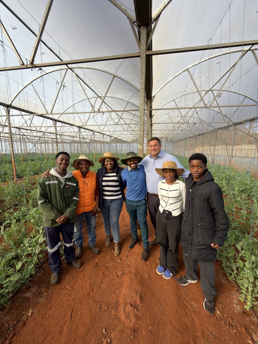 jsteenhuisen's tweet photo. It was wonderful to be at ONEO Farms in Tarlton, Gauteng. This successful farm supplies Woolworths with produce and is managed by 20 year old Oratilwe. Thank you for having me! https://t.co/51Ta9z3FAI