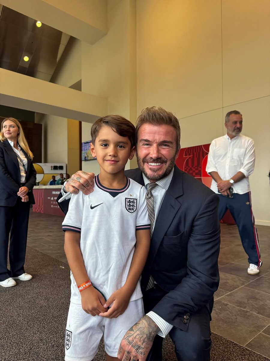 ChennaiTimesTOI's tweet photo. #AmyJackson, #EdWestwick, and their son Andreas had a fantastic time at the England vs Panama match, even sharing a fan moment with the legendary #DavidBeckham! 🌟⚽️ https://t.co/xkXwB5adQO