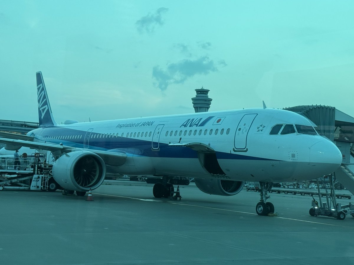 abe_7592's tweet photo. こんな近くで飛行機見れるのは嬉しい🥺
1枚目はホノルルの時に乗ったやつ🥹 https://t.co/UjJXGVo7Y8