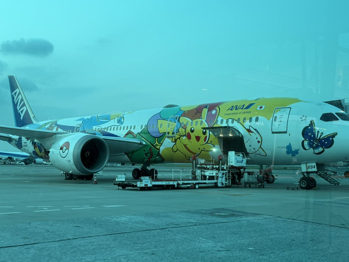 abe_7592's tweet photo. こんな近くで飛行機見れるのは嬉しい🥺
1枚目はホノルルの時に乗ったやつ🥹 https://t.co/UjJXGVo7Y8